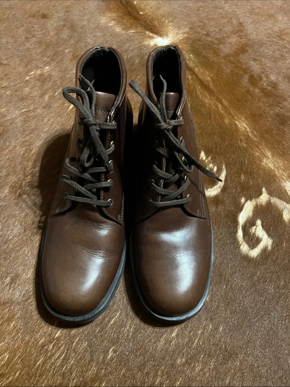 Rockport woman’s Dark Brown Leather Chukka Boots, size 7.5